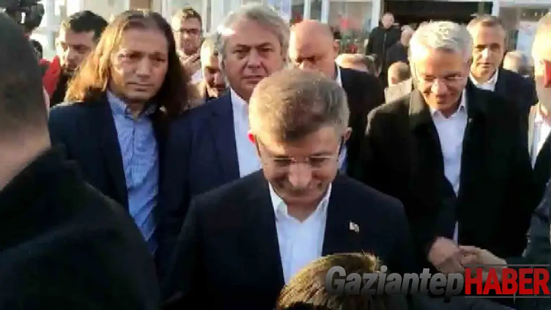 Millet Cami'nde bayram namazını kılan Davutoğlu'na depremzede tepkisi