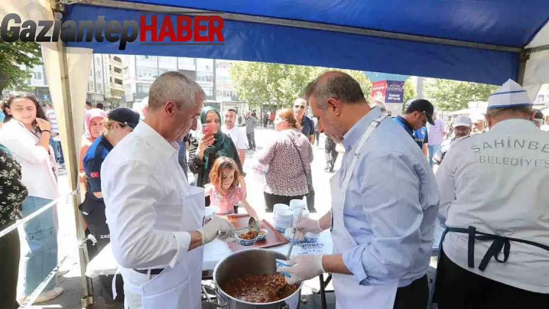 Milletvekili Çelikaslan ve Tahmazoğlu vatandaşlara aşure ikramında bulundu