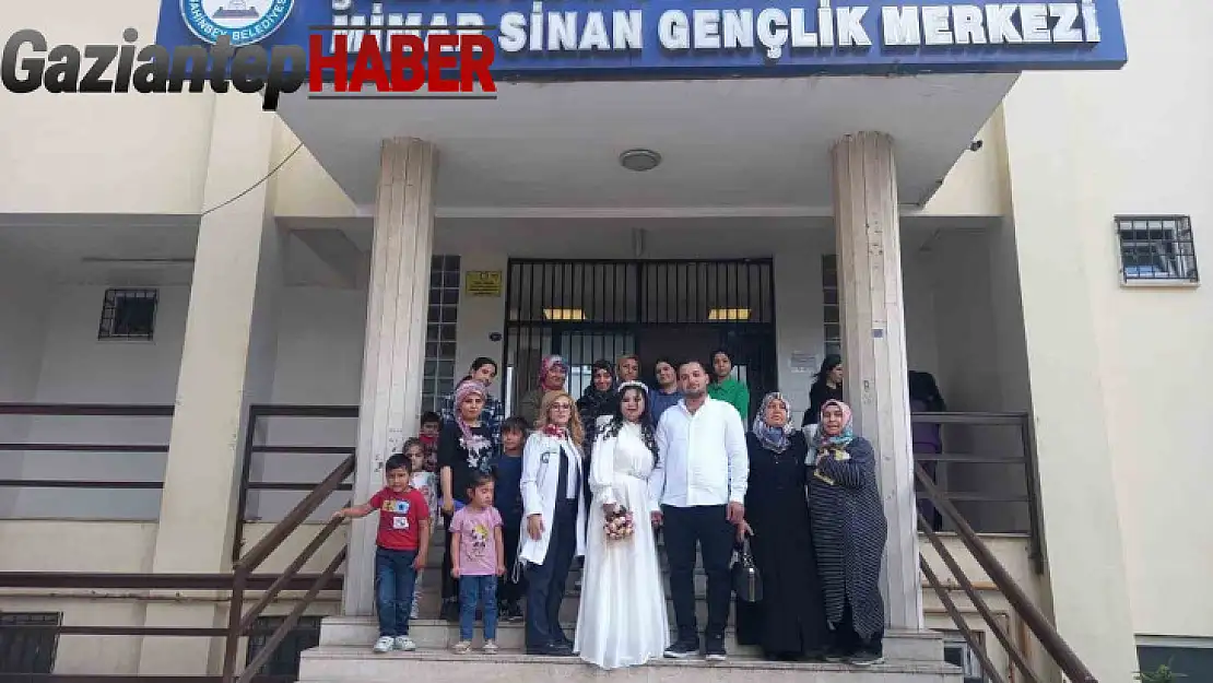 Mimar Sinan Gençlik Merkezi gelin adaylarının yanında