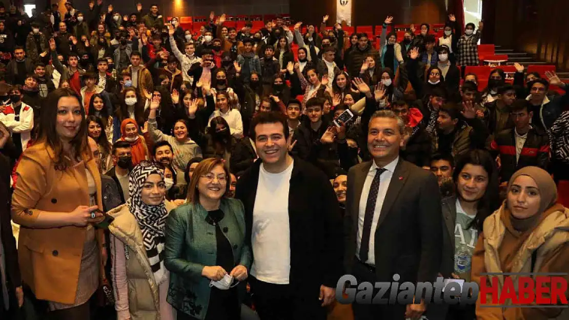 Mobil uygulama ile gençlere hediye dağıtıldı