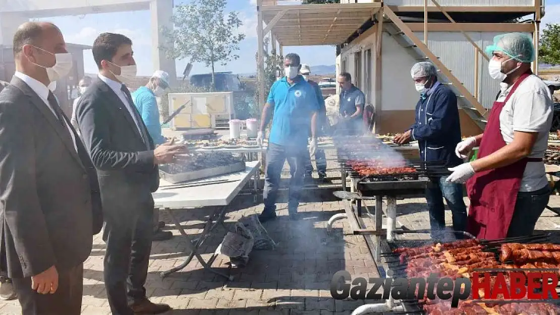 Muhtarlara kebap gibi kutlama