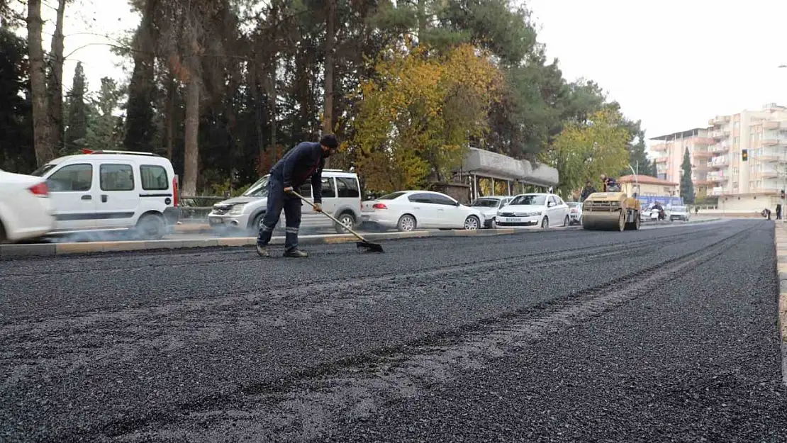 Nizip Belediyesi ekipleri yol yapımına devam ediyor