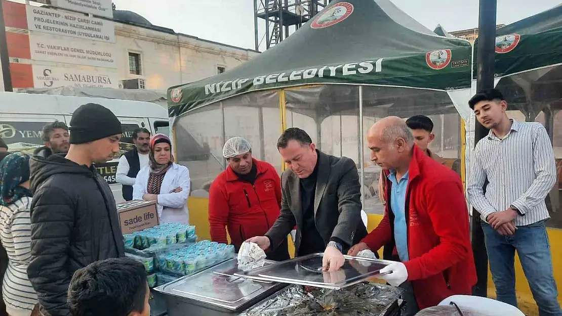 Nizip Belediyesi, iftar sofralarıyla yüzlerce vatandaşı ağırlıyor