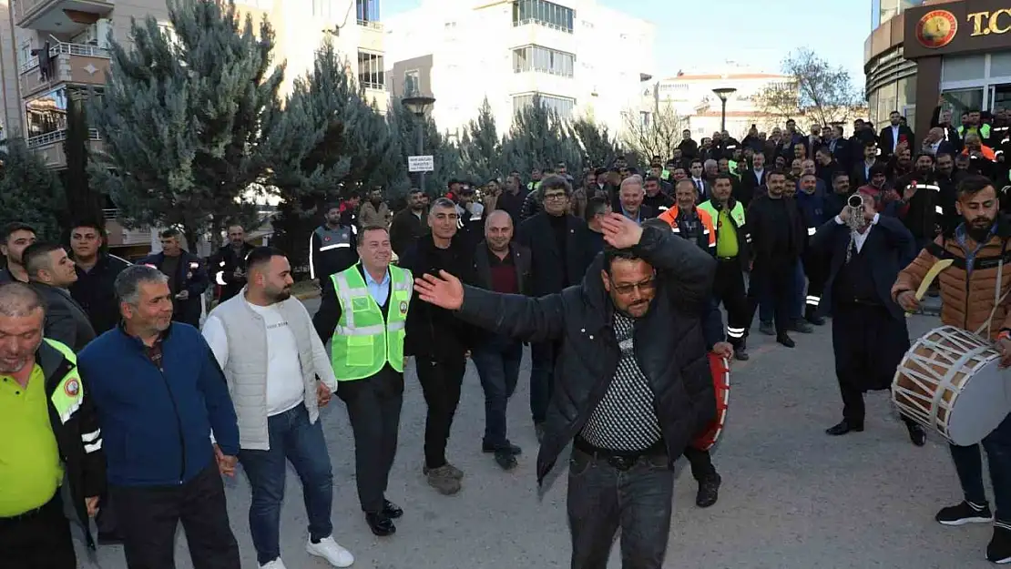 Nizip Belediyesi işçileri, zamlı maaşlarını halaylarla kutladı