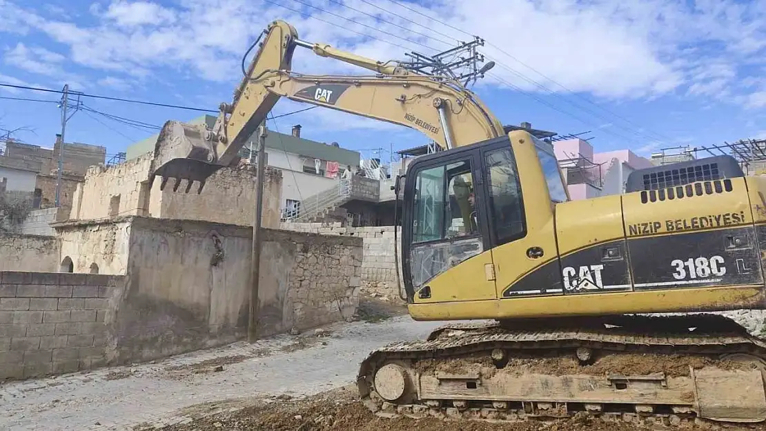 Nizip Belediyesi, tehlike arz eden metruk binaları yıktı