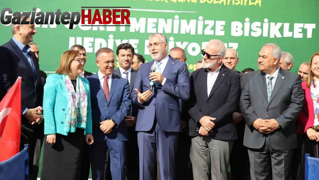 Öğretmenlere bisiklet dağıtan Bakan Işıkhan'ın, Fatma Şahin'den talebi güldürdü