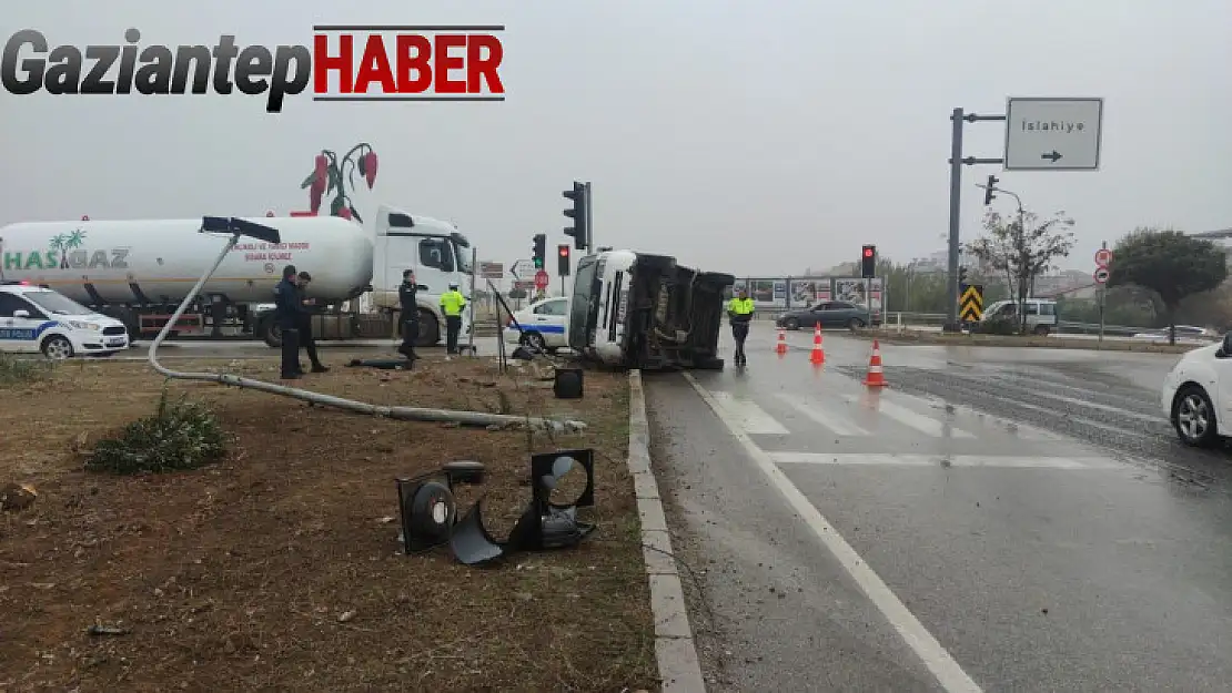 Önündeki araca çarpmamak için fren yapan minibüs yan yattı: 1 yaralı