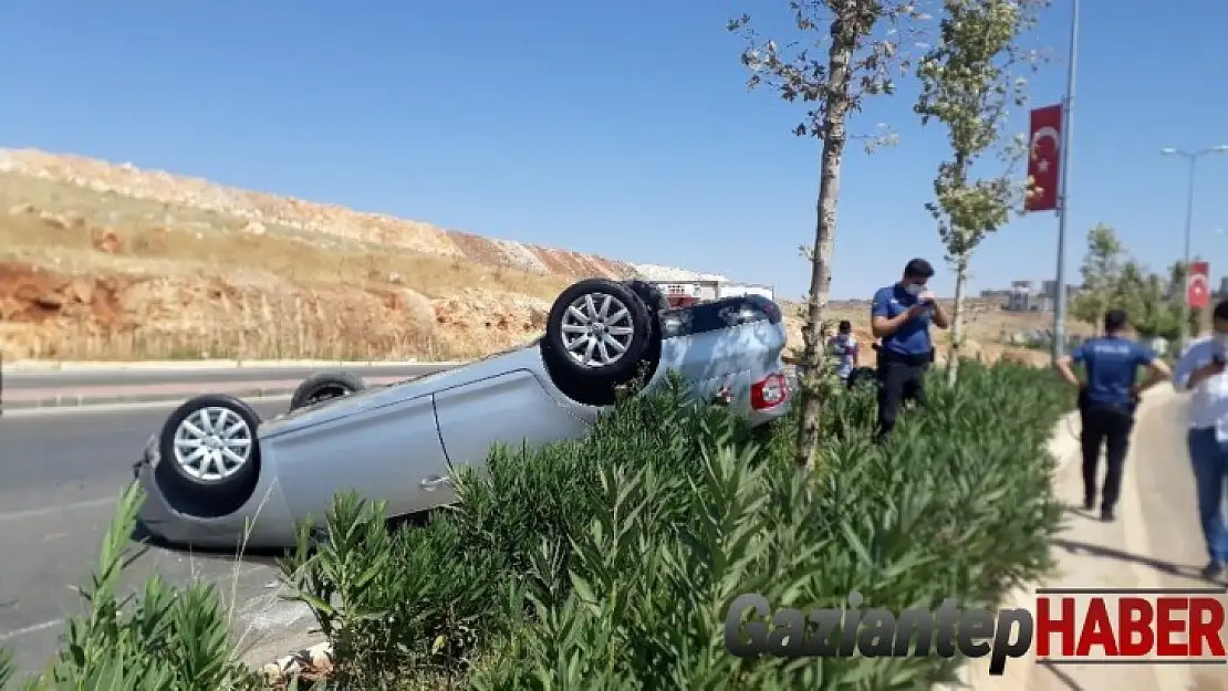 Yeşilvadi yolunda orta refüje çarpan otomobil takla attı: 2 yaralı