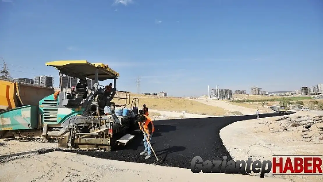 Osmangazi Mahallesi'nde yeni açılan yollar asfaltlanıyor