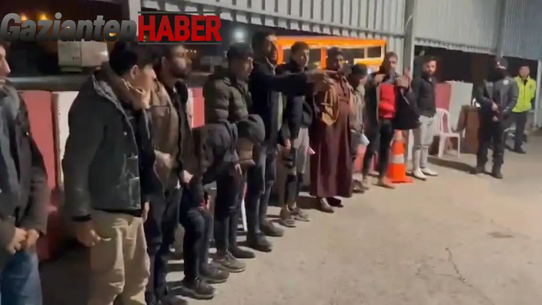 Tarsus Adana Gaziantep (TAG) Otoyolunda,12 kaçak göçmen yakalandı 3 organizatör tutuklandı