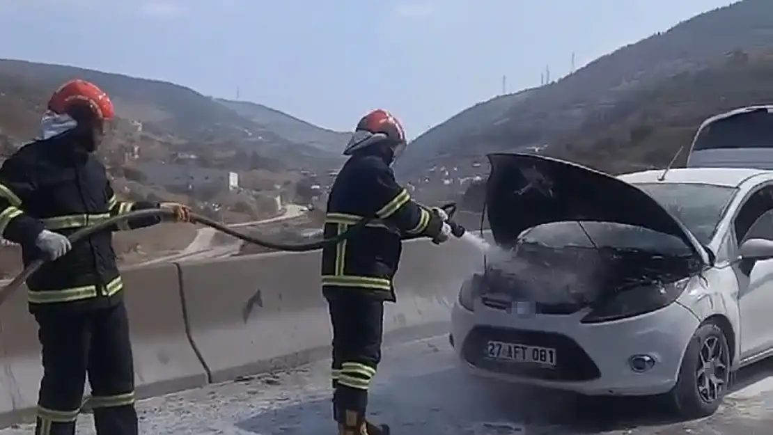 Gaziantep Yolu'nda Seyir Halindeki Otomobilde Yangın Çıktı