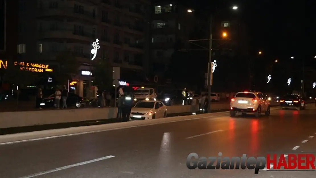 Otomobil tramvay yoluna uçtu: 2 yaralı