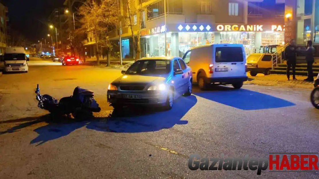Otomobilin çarptığı motosikletli kurye yaralandı
