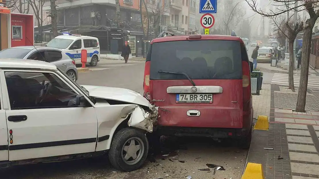 Otomobilin park halindeki araçlara çarptığı kaza anı güvenlik kameralarına yansıdı