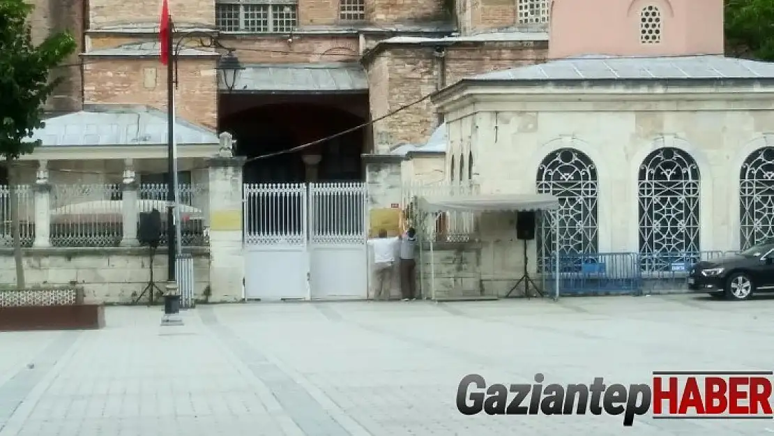 Ayasofya Camii'nde o tabelalar kaldırıldı