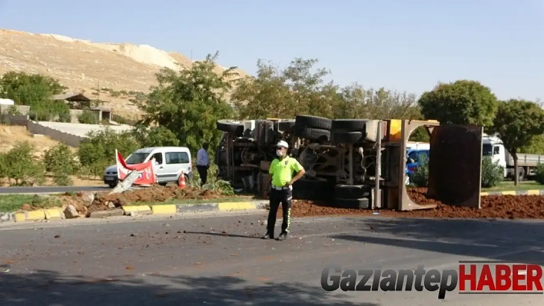 Park halinde olan ve freni boşalan kamyonet kamyona çarptı:1 yaralı