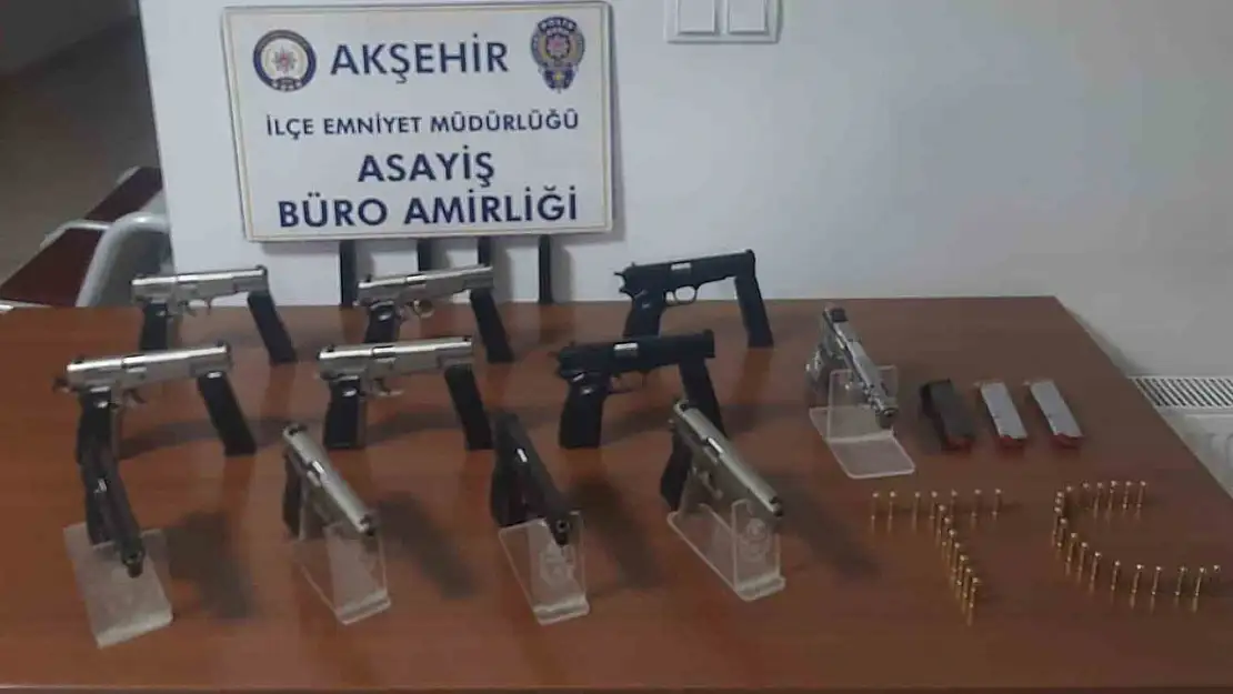 Polisin durduğu araçta 11 adet tabanca çıktı