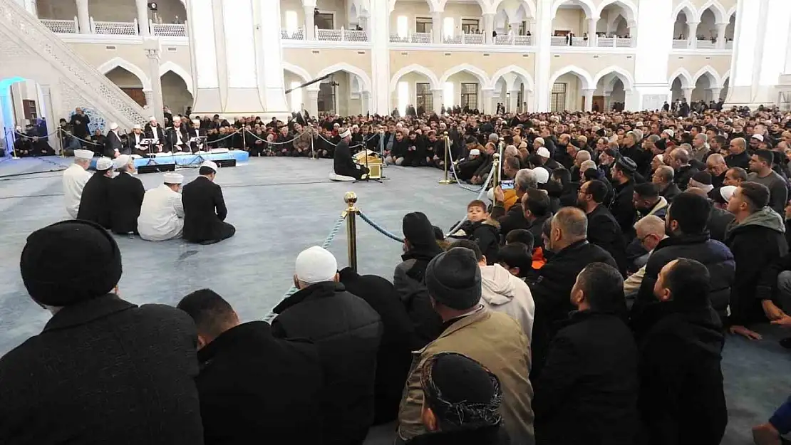 Ramazan'ın müjdecisi Berat Kandili Gaziantep'te dualarla idrak edildi