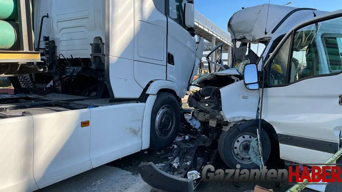 Rize'de öğrenci servisi park halindeki CNG yüklü park halindeki tıra çarptı:1 ölü, 13 yaralı