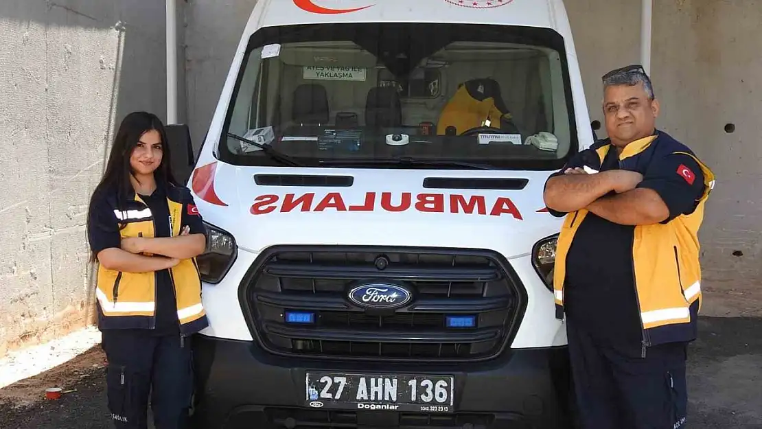 Sağlık çalışanı baba ve kızı birlikte hayat kurtarıyor