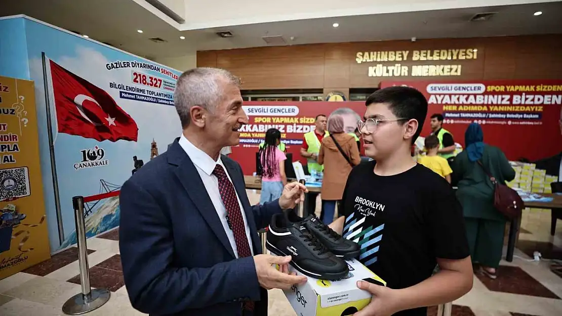 Şahinbey Belediyesi'nden öğrencilere 1 milyon 438 bin spor ayakkabısı hediye