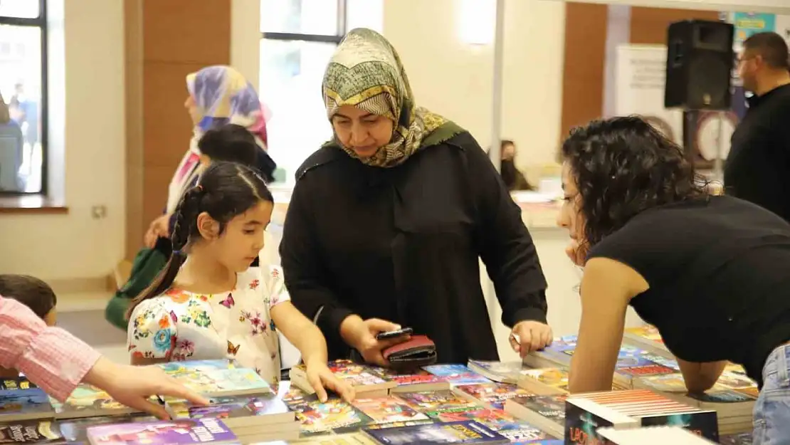 Şahinbey Belediyesi'nin 8'inci Kitap Fuarı kapılarını açtı