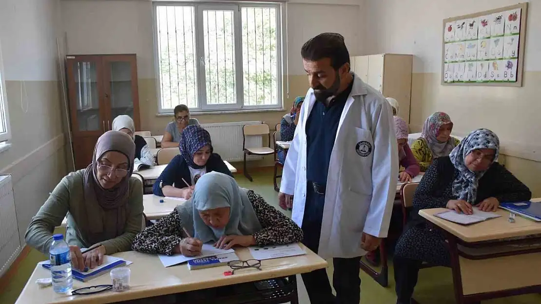 Şahinbey Belediyesi'nin tesislerinde okuma yazma öğreniyorlar
