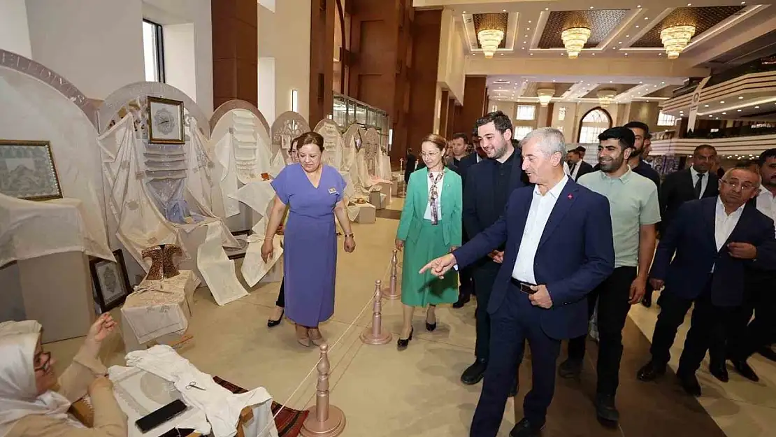 Şahinbey Belediyesi yaz okulu kursiyerlerinin el emeği sergisi açıldı