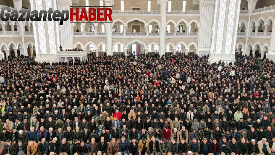 Şahinbey Millet Camii ilk Cuma namazında doldu taştı