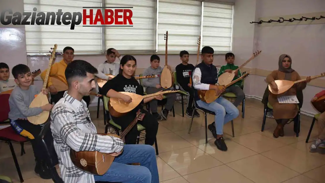 Şahinbey tesislerinde bağlama çalmayı öğreniyorlar