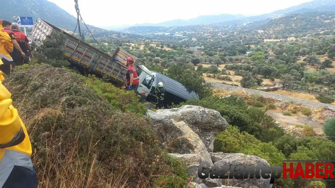 Sanatçı İbrahim Tatlıses, Bodrum'da geçirdiği trafik kazasında araçta sıkıştı