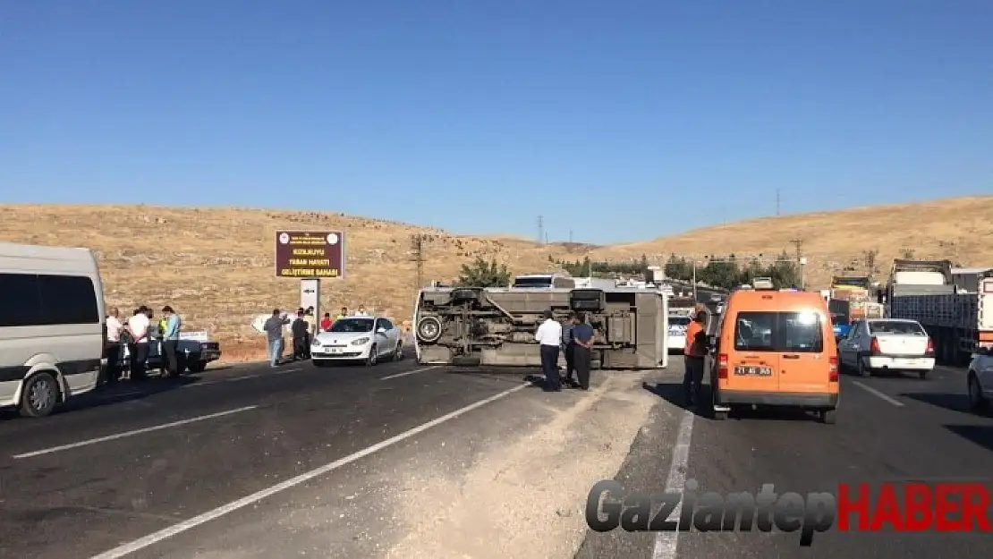 Şanlıurfa'da işçi servisi devrildi: 14 yaralı