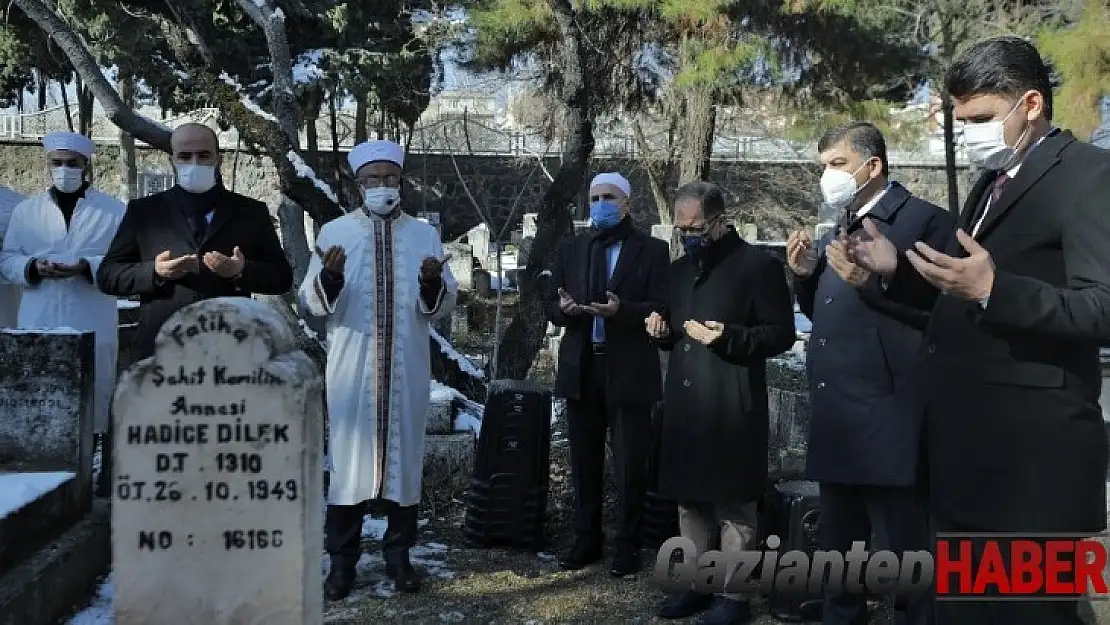 Şehit Kamil annesinin mezarı başında anıldı