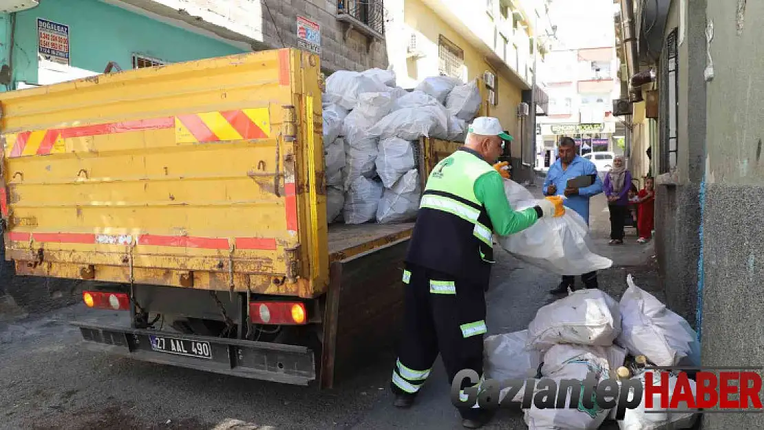 Şehitkamil'den budamadan elde edilen odunlar dar gelirli ailelerle yakacak olarak dağıtıldı