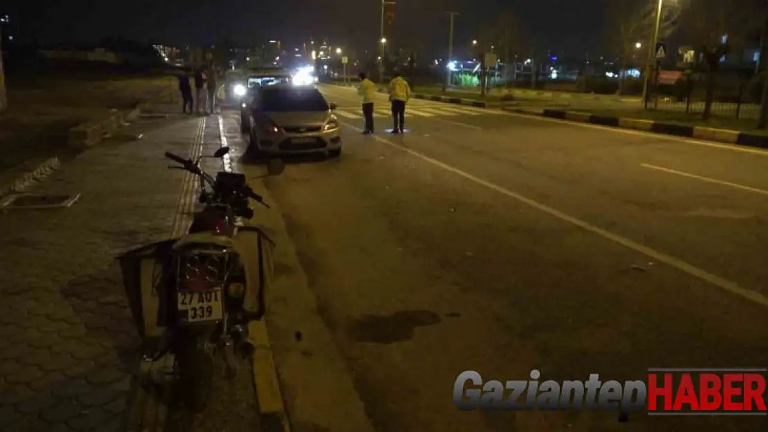 Seyir halindeki araç, motosiklete çarpıp yola savurdu: 2 ağır yaralı