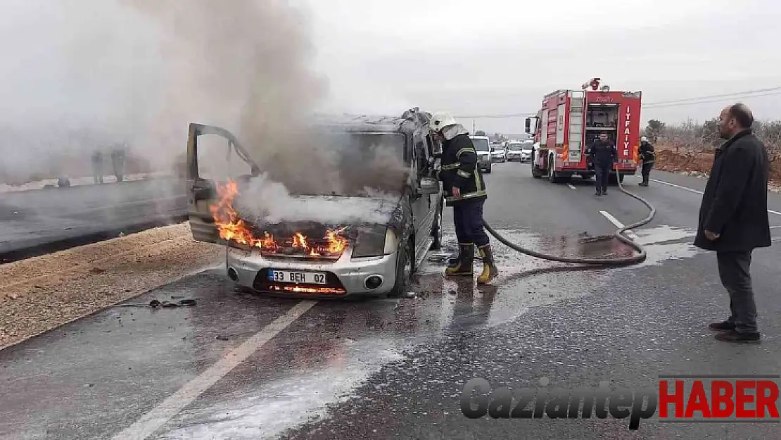 Seyir halindeki ticari araç alev aldı