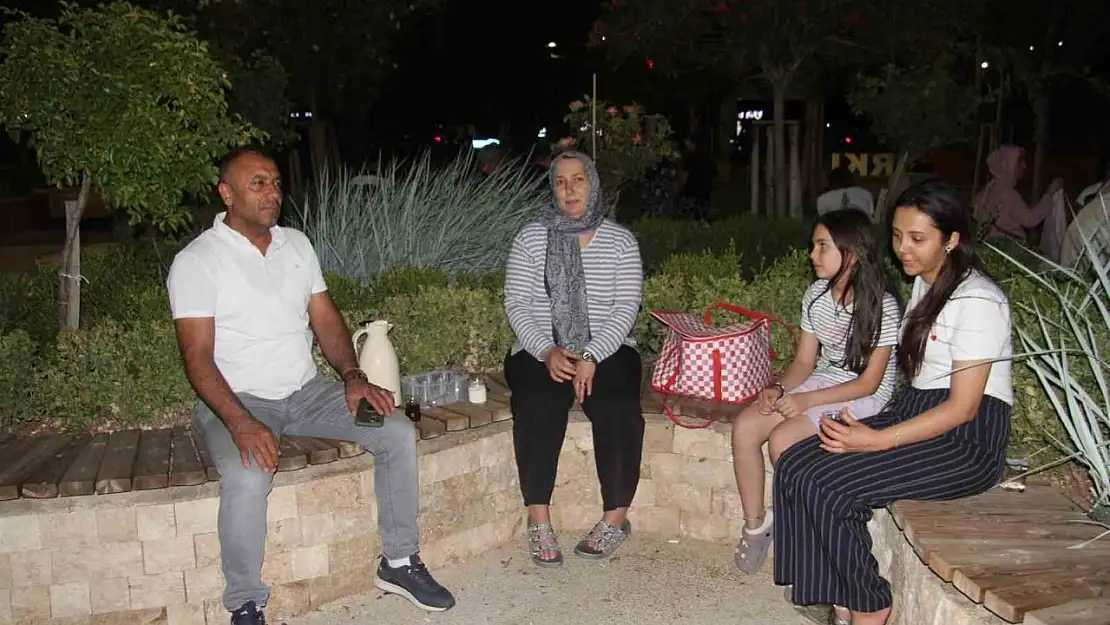 Sıcaktan bunalan vatandaşlar soluğu parklarda aldı