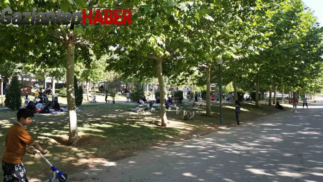 Sıcaktan bunalanlar parklarda serinliyor
