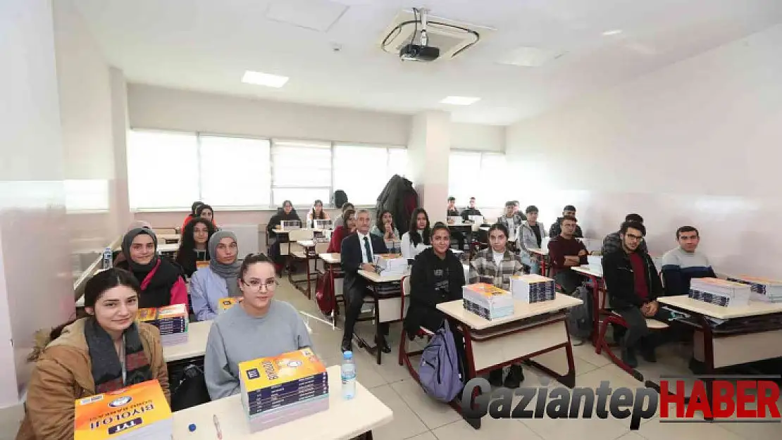 Sınava hazırlanan öğrencilere TYT eğitim seti