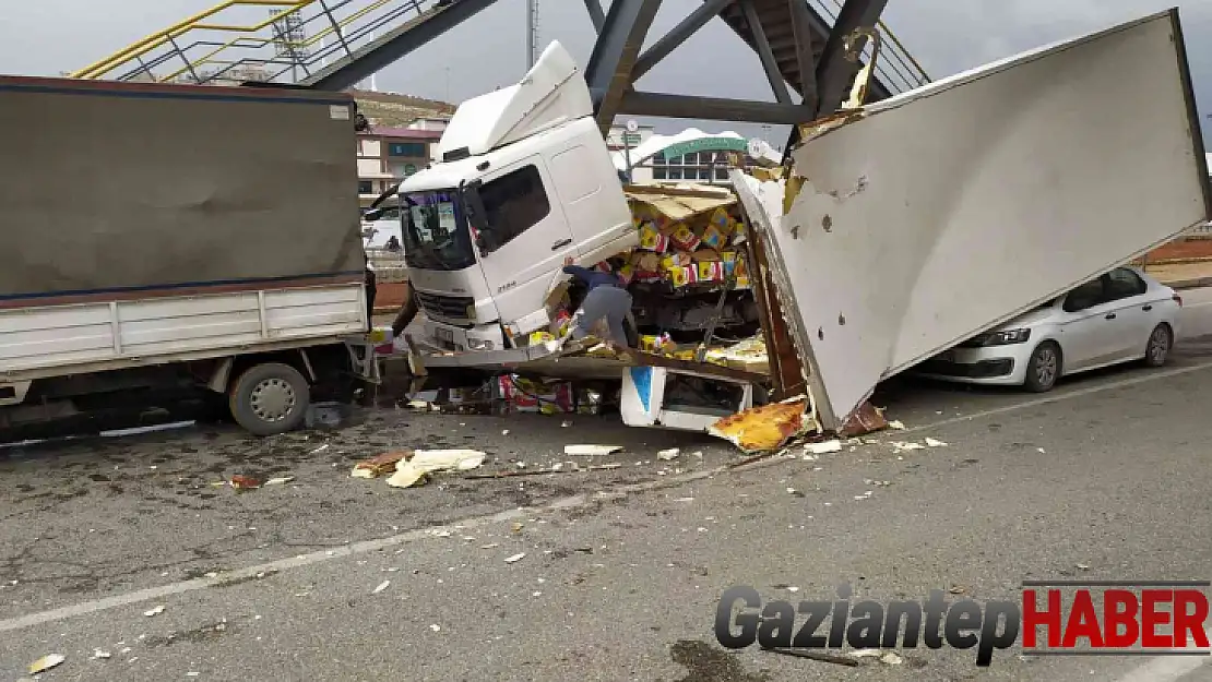 Sıvı yağ yüklü kamyon otomobilin üzerine devrildi, kilolarca yağ yere döküldü