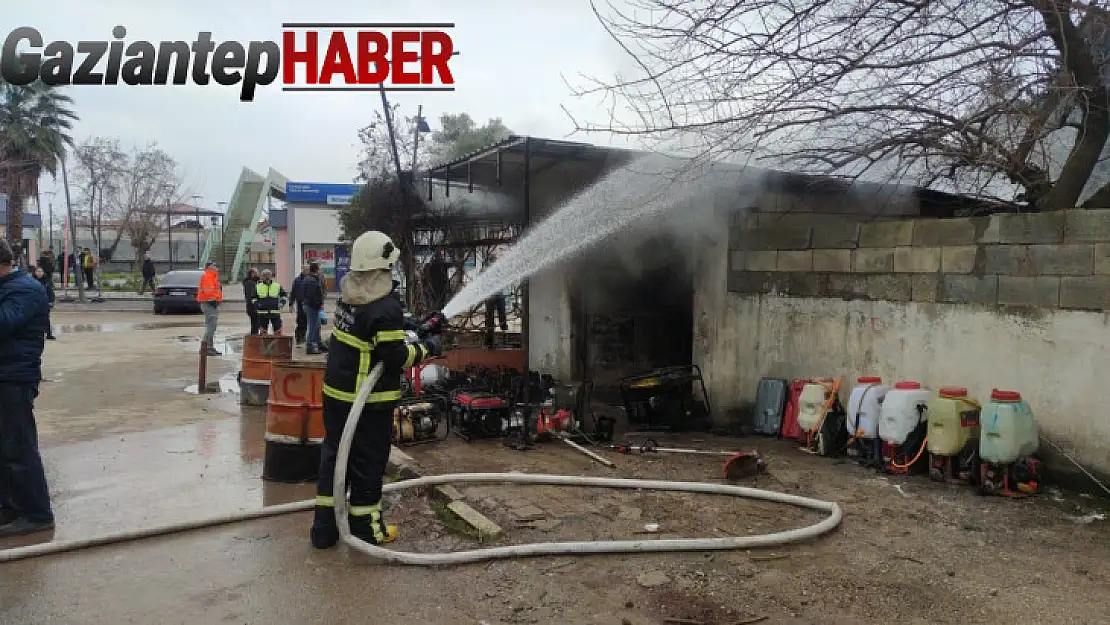 Sobaya yanlışlıkla dökülen benzin iş yerini küle çevirdi