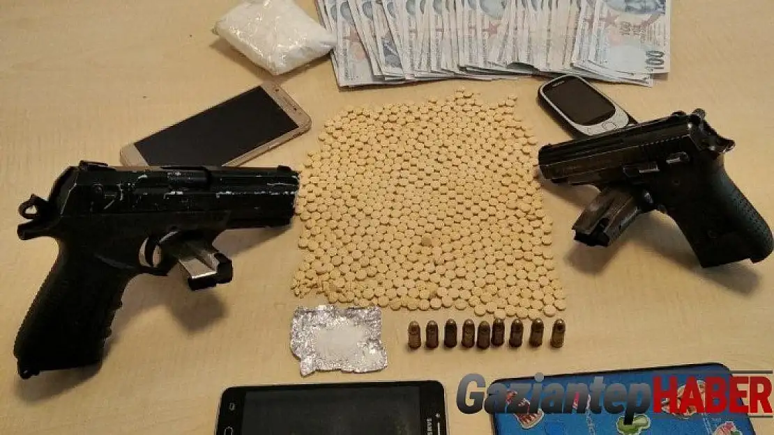 Şüpheli şahısların üzerinden uyuşturucu ve silah çıktı