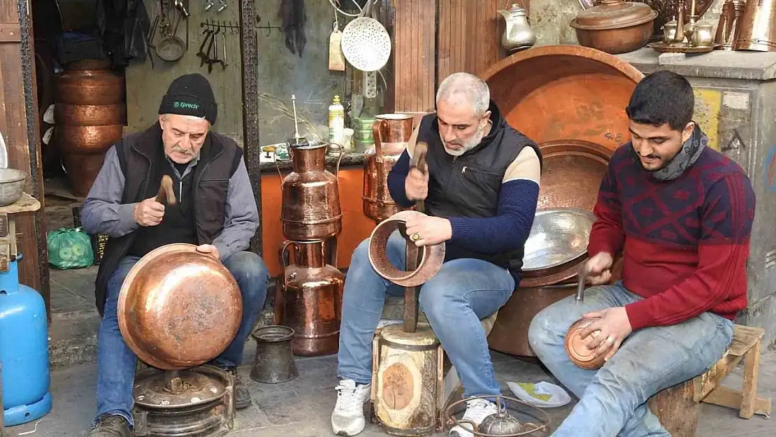 Suriyeli bakırcı ustası ve çocukları, mesleğe ülkelerinde devam edecek