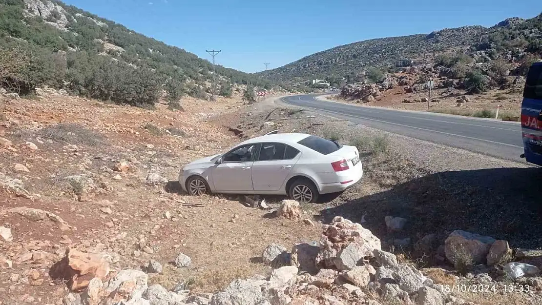 Sürücünün direksiyon hakimiyetini kaybettiği araç yoldan çıktı: 1 yaralı