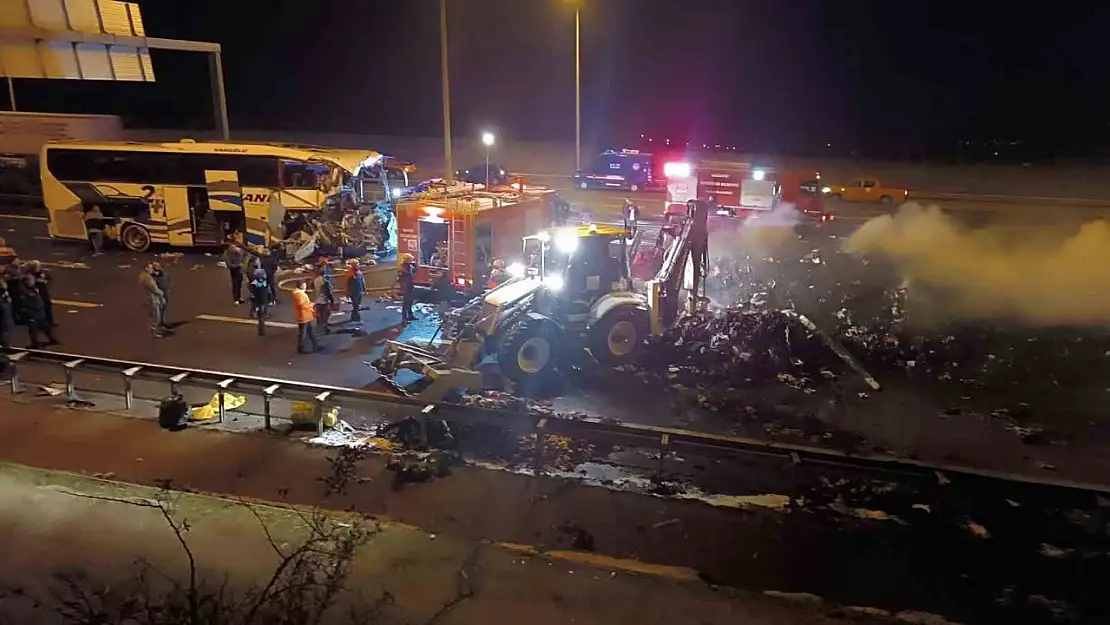 TAG Otoyolu'nda otomobil, otobüs ve tırın karıştığı zincirleme kaza: 1 ölü, 19 yaralı