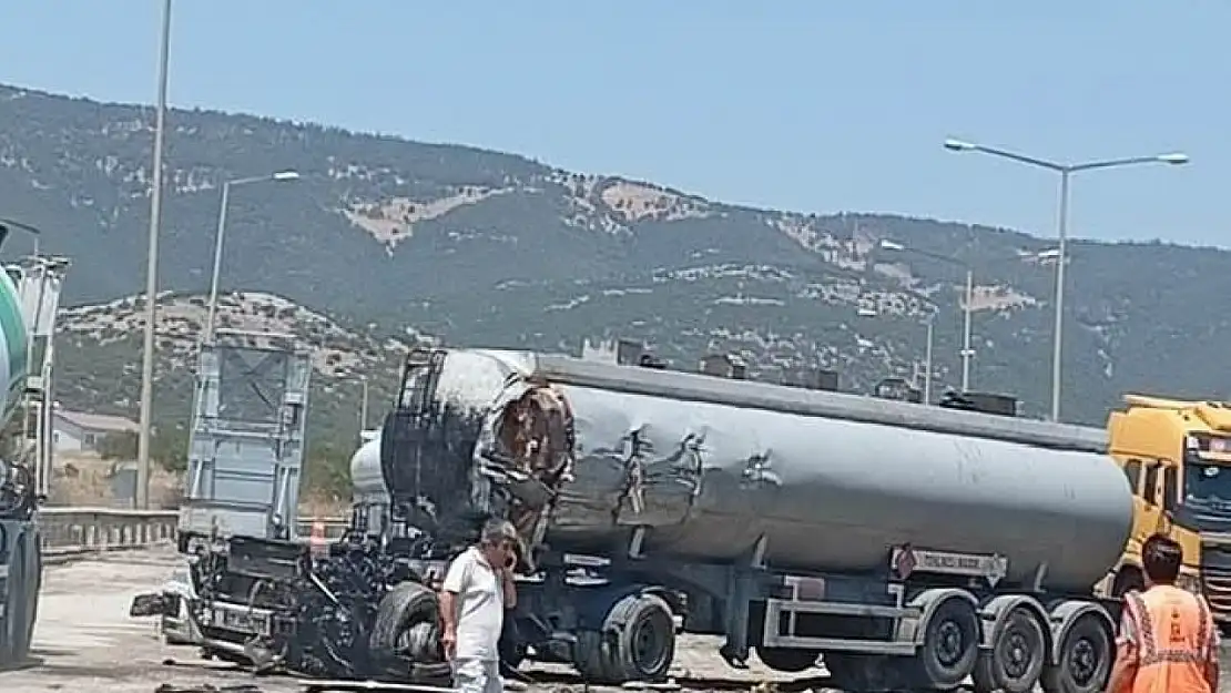TAG Otoyolu'nda tanker ile kamyon kafa kafaya çarpıştı: Sürücüler hayatını kaybetti