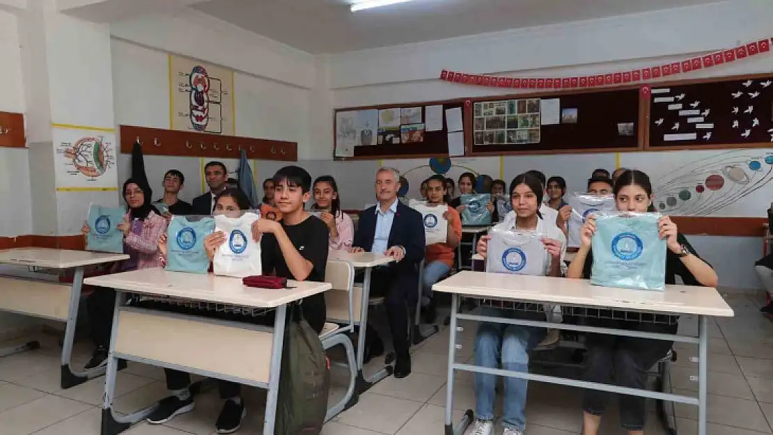 Tahmazoğlu'ndan öğrencilere 120 bin tişört