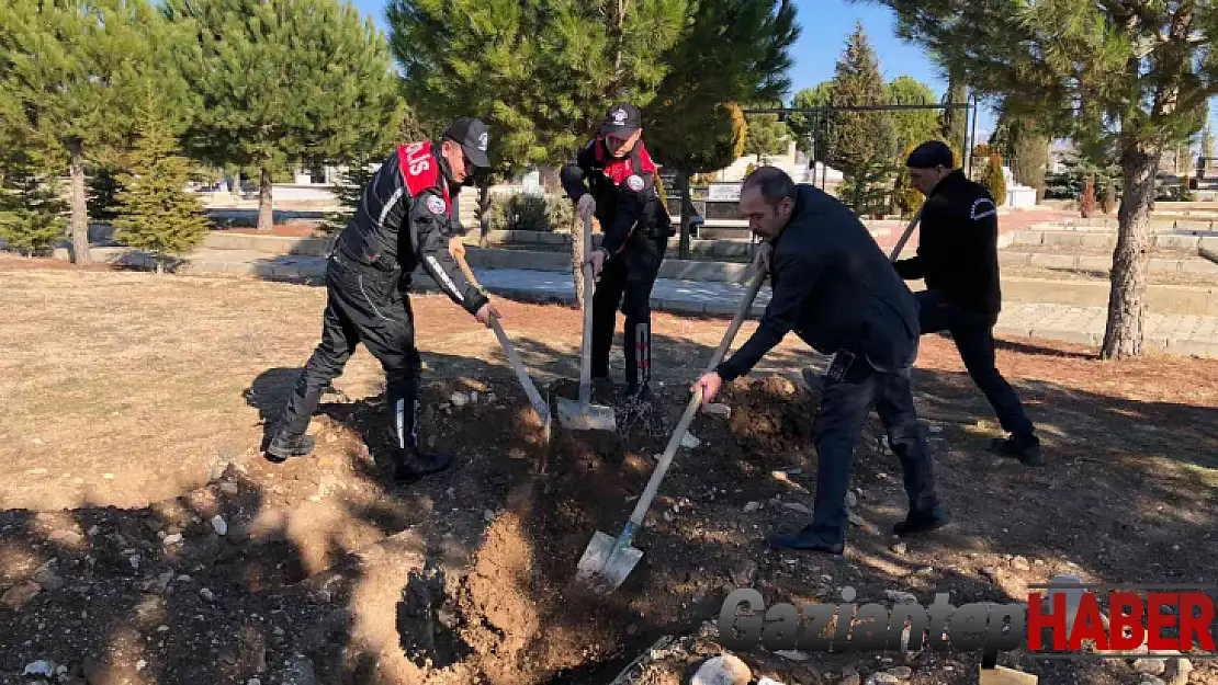 Talihsiz bebeği son yolculuğuna polis ve belediye işçileri uğurladı