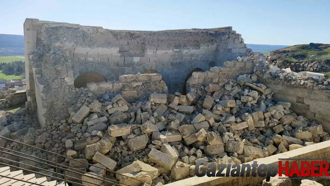 Tarihi İç Kale Cami depremde ağır hasar gördü