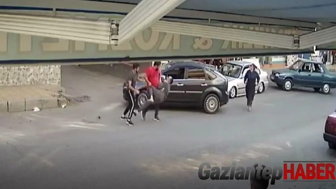 Telefonla konuşan motosikletliyi uyardı, yolun ortasında dayak yedi